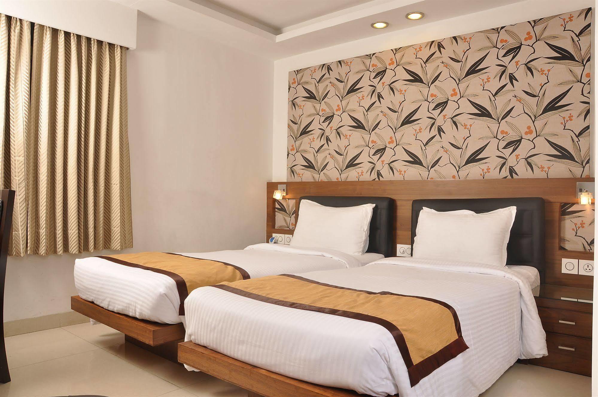 Hotel Niharika Калькутта Экстерьер фото