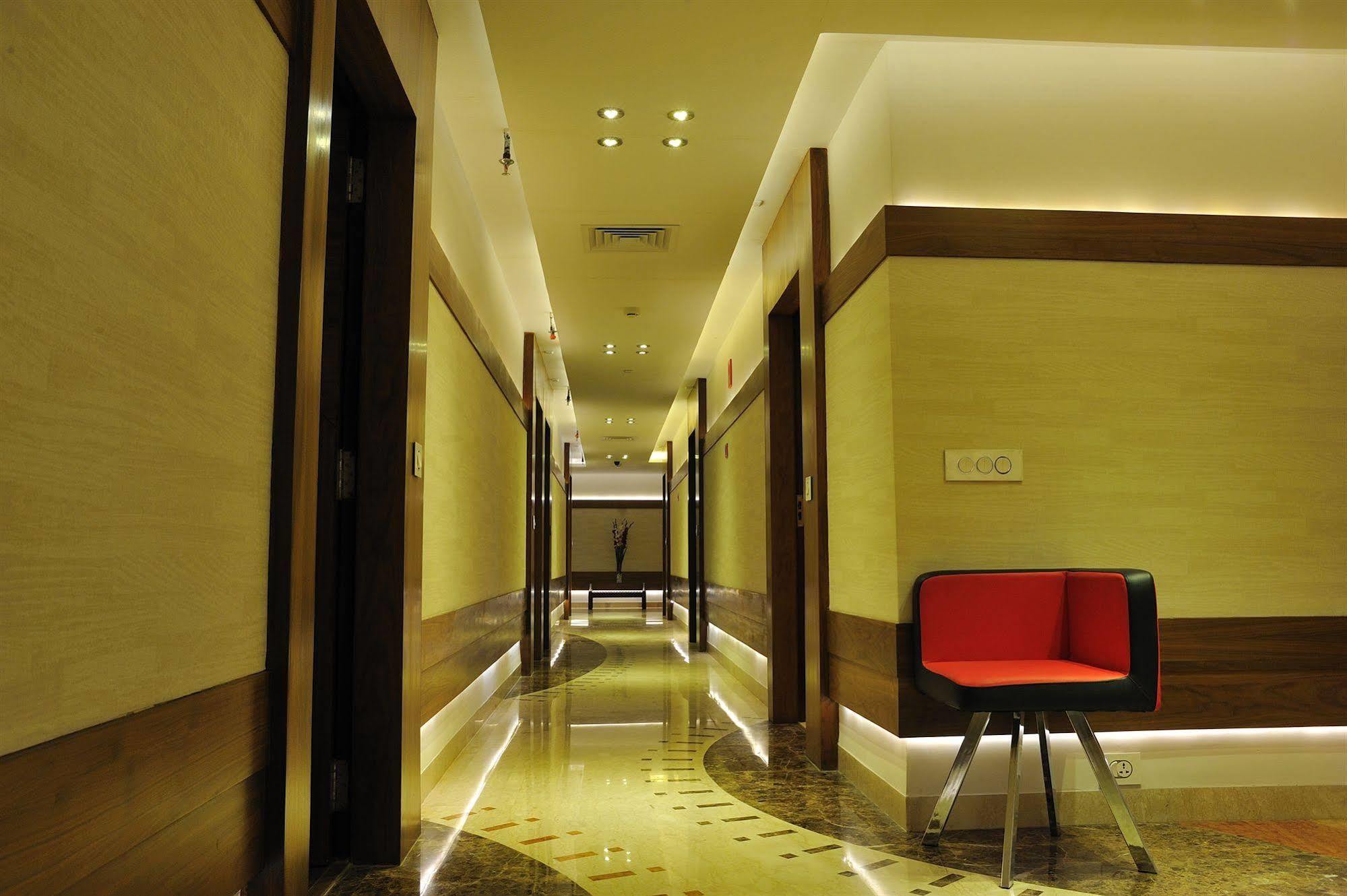 Hotel Niharika Калькутта Экстерьер фото