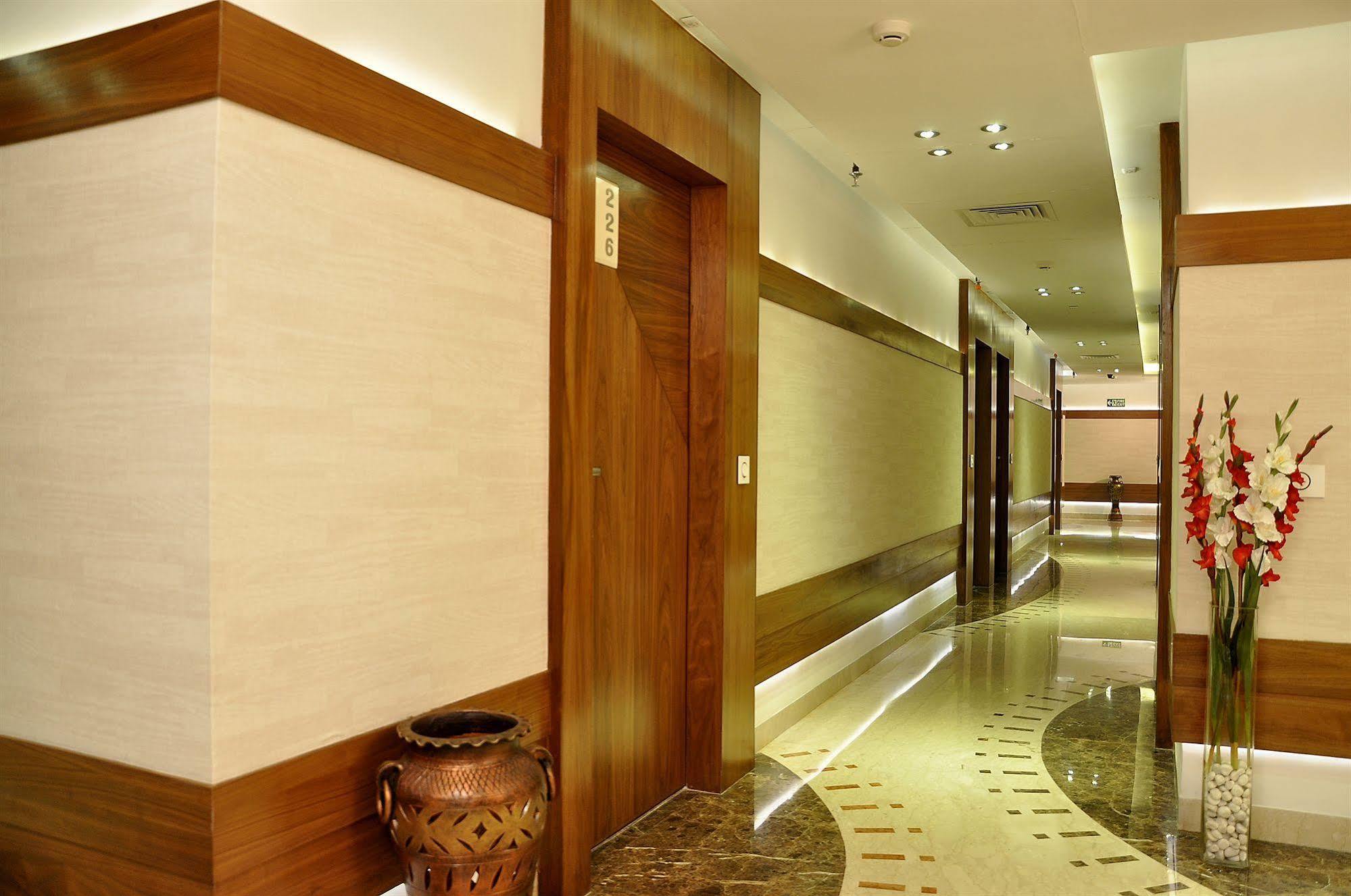 Hotel Niharika Калькутта Экстерьер фото