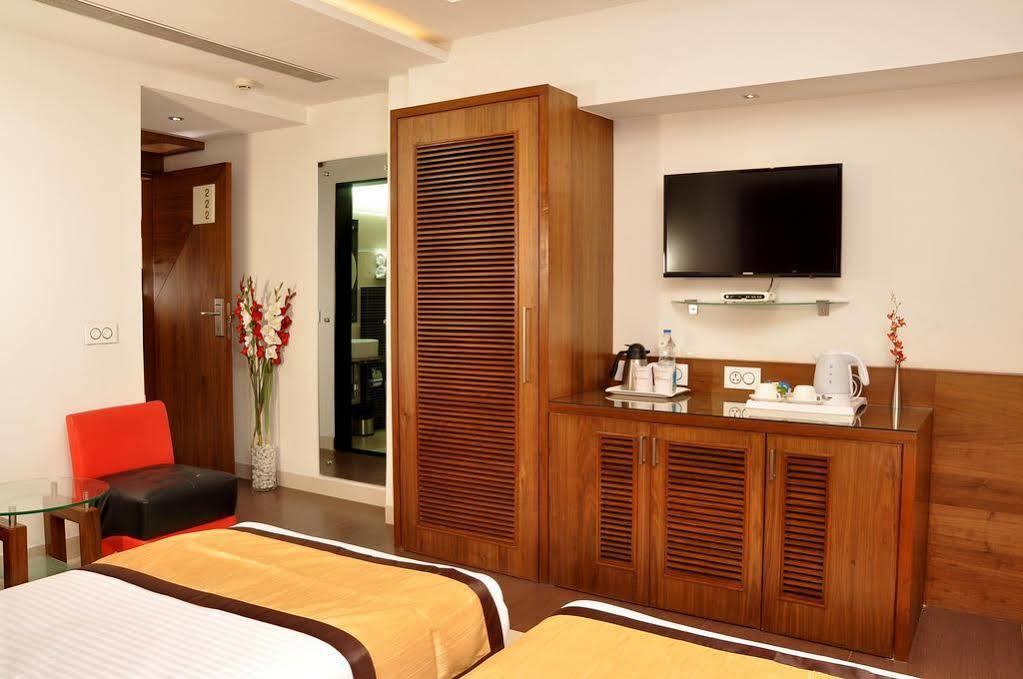 Hotel Niharika Калькутта Экстерьер фото